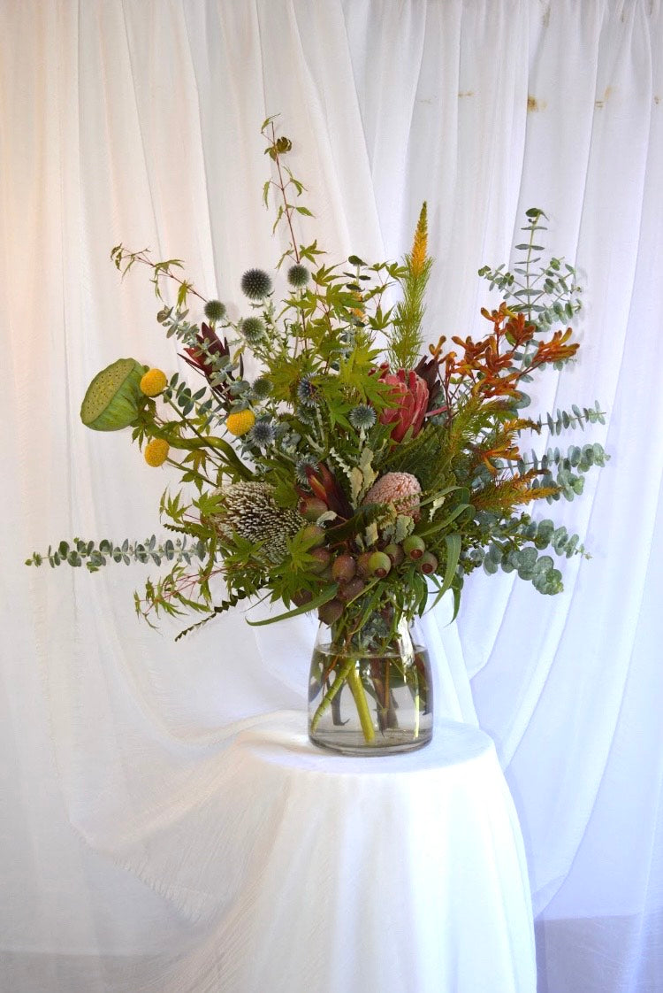 Australian native long lasting bouquet with florals such as banksia, kangaroo paw, billy buttons, gum, leucadendron etc.
Mostly various shades of green with pops of yellow, red and blue.